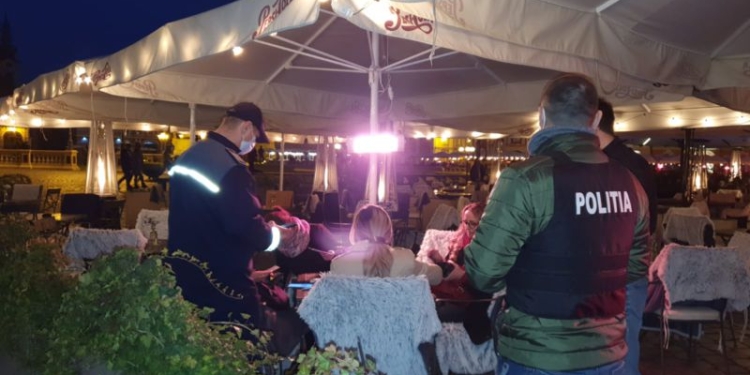 Clienții teraselor verificați pentru certificatul de vaccinare