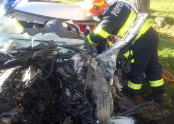 FOTO Accident violent între un camion și o mașină