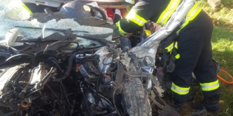 FOTO Accident violent între un camion și o mașină