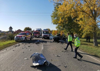 FOTO Accident violent între un camion și o mașină
