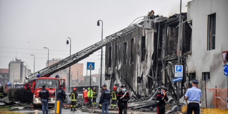 Un avion privat românesc s-a prăbușit într-o clădire din Milano
