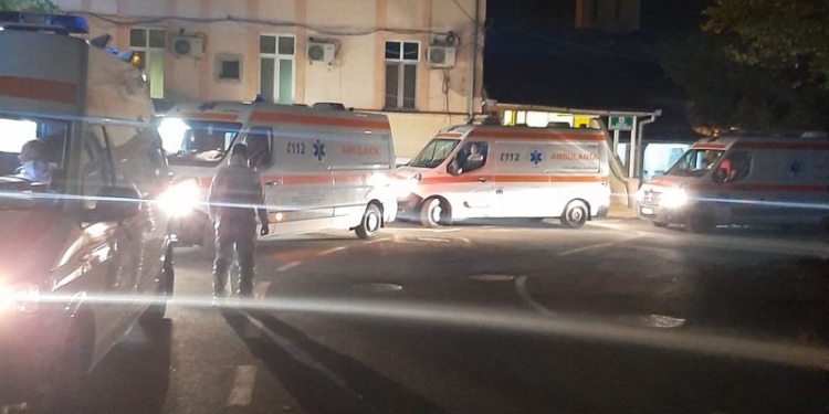 Ambulanțele stau coadă, în fața spitalului „Victor Babeș” din Timișoara!