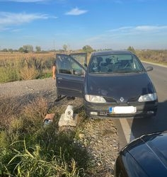 TIMIȘ: Surprinși în timp ce aruncau din mașină saci de gunoaie pe marginea drumurilor