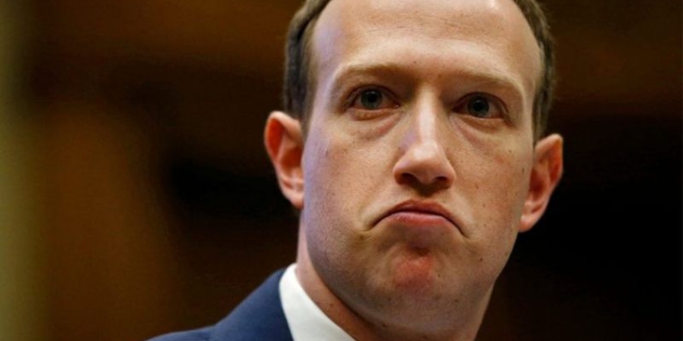 Reţelele sociale operate de compania lui Mark Zuckerberg au întâmpinat probleme cu o zi înainte de audierea unei foste angajate Facebook în Congresul american