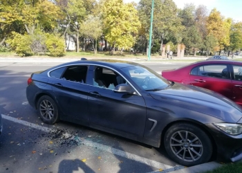 Ca-n codru! Mașină spartă ziua în amiaza mare, în centrul Timișoarei