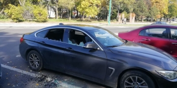 Ca-n codru! Mașină spartă ziua în amiaza mare, în centrul Timișoarei