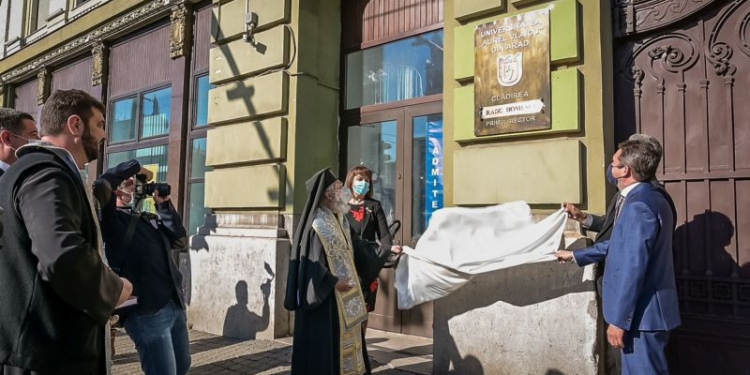 Placa omagială Radu Homescu, primul rector al Universității „Aurel Vlaicu”, dezvelită la Arad