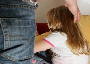 O minoră din vestul țării a căzut victima metodei „lover-boy”! Trei bărbați au fost reținuți pentru mai multe infracțiuni sexuale cu minori