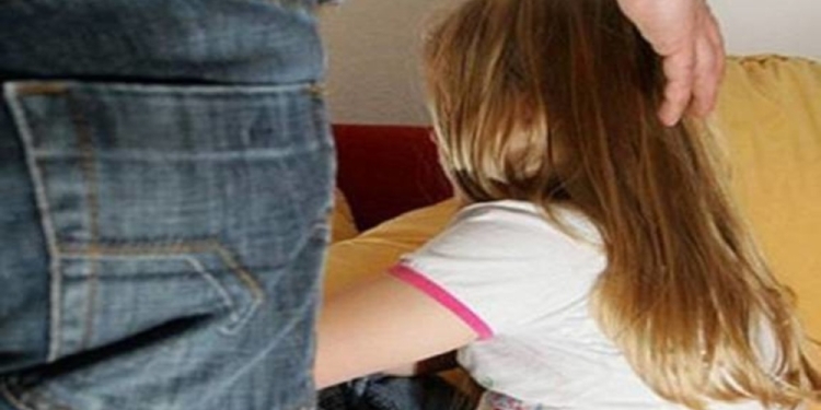 O minoră din vestul țării a căzut victima metodei „lover-boy”! Trei bărbați au fost reținuți pentru mai multe infracțiuni sexuale cu minori