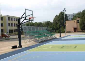 Elevii din Timișoara ar putea merge să facă sport pe terenurile din curțile școlilor, după program