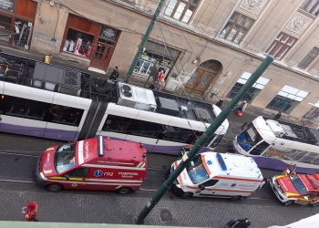 VIDEO. Două mașini ”ciufulite”, un tramvai ”julit” și un bărbat rănit după un accident petrecut în Piața Traian