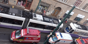 VIDEO. Două mașini ”ciufulite”, un tramvai ”julit” și un bărbat rănit după un accident petrecut în Piața Traian