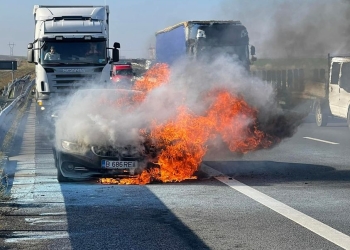 Video. Flăcări uriașe. Mașina făcută scrum pe A1