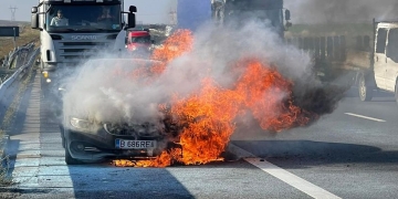 Video. Flăcări uriașe. Mașina făcută scrum pe A1