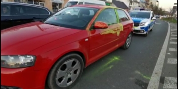 VIDEO După ce că e hoț, mai și semnalizează! Un bărbat a furat o mașină din zona Modern din Timișoara și a făcut accident cu ea după 2 ore