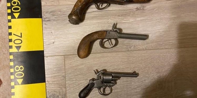 Un adevărat arsenal descoperit de polițiști în casa unui timișorean