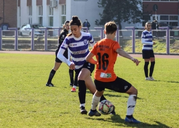 Pe terenurile de fotbal din comuna Moravița nu bat mingea doar băieții! O elevă din comună uimește prin performațele la fotbal