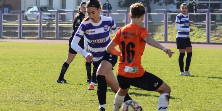 Pe terenurile de fotbal din comuna Moravița nu bat mingea doar băieții! O elevă din comună uimește prin performațele la fotbal