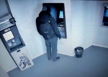 VIDEO Un bărbat este căutat de poliție după ce a furat bani dintr-un bancomat. Poliția face apel la populație pentru identificarea suspectului