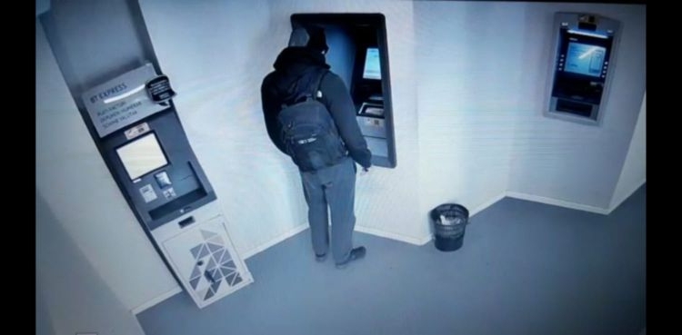 VIDEO Un bărbat este căutat de poliție după ce a furat bani dintr-un bancomat. Poliția face apel la populație pentru identificarea suspectului