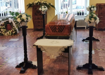 Trupul neînsuflețit al cântărețului Benone Sinulescu a fost depus la Teatrul Clasic ”Ioan Slavici”din Arad