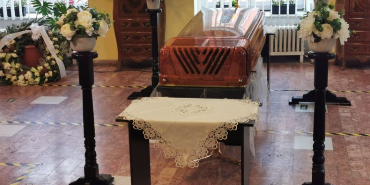 Trupul neînsuflețit al cântărețului Benone Sinulescu a fost depus la Teatrul Clasic ”Ioan Slavici”din Arad