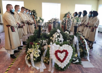 Regretatul artist Benone Sinulescu este condus pe ultimul drum de sute de persoane care l-au îndrăgit, foști colegi, dar și autorități