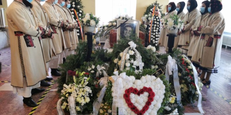 Regretatul artist Benone Sinulescu este condus pe ultimul drum de sute de persoane care l-au îndrăgit, foști colegi, dar și autorități