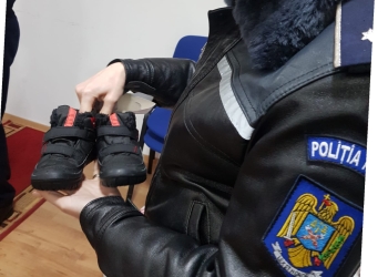 Ghetuțele lui Moș Nicolae au ajuns la copii și tineri. Polițiștii din Caraș, în rol de spiriduși