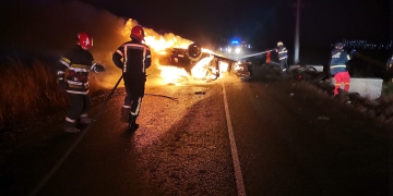 VIDEO. Incendiu violent! Mașină în flăcări pe o șosea din Vest