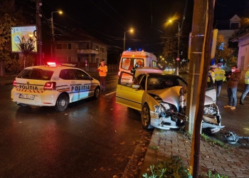 VIDEO Prea mulți cai sub capotă pot să dăuneze grav sănătății! Două tinere din Timișoara s-au înfipt într-un stâlp