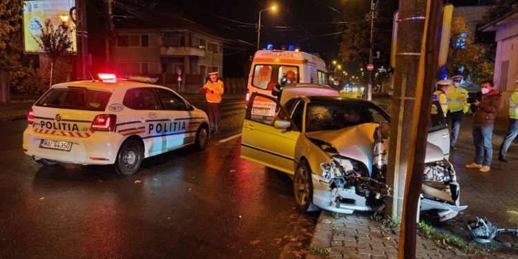 VIDEO Prea mulți cai sub capotă pot să dăuneze grav sănătății! Două tinere din Timișoara s-au înfipt într-un stâlp