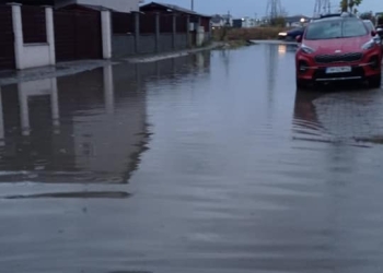 Străzi „ca oglinda” în comunele periurbane! Nu asfaltate ci pline de apă după codul portocaliu de ploi!