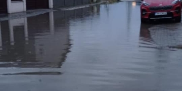 Străzi „ca oglinda” în comunele periurbane! Nu asfaltate ci pline de apă după codul portocaliu de ploi!