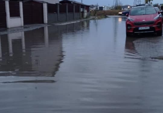 Străzi „ca oglinda” în comunele periurbane! Nu asfaltate ci pline de apă după codul portocaliu de ploi!