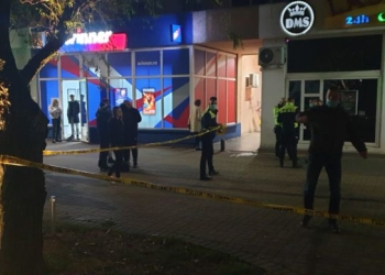 Un bărbat din Arad, patronul unei carmangerii, a fost atacat cu un cuțit. Atacatorul a tras și cu o armă cu bile. Totul, din răzbunare!