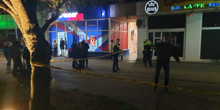 Un bărbat din Arad, patronul unei carmangerii, a fost atacat cu un cuțit. Atacatorul a tras și cu o armă cu bile. Totul, din răzbunare!