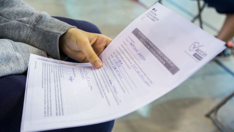 Percheziții la o rețea care se ocupa cu certificate false de vaccinare