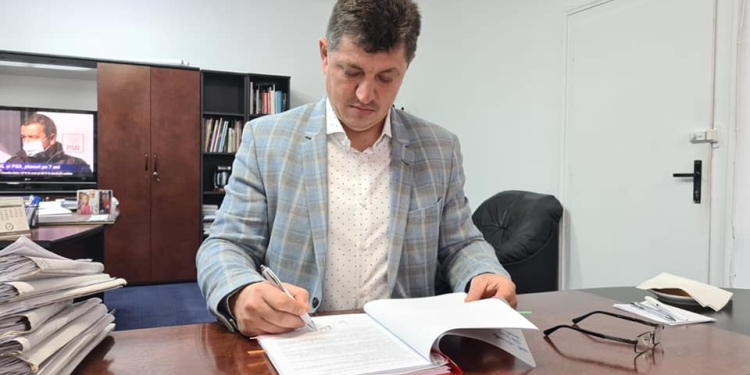 După lupte seculare, au fost semnate primele contracte cu tinerii din Timișoara care primesc terenuri de la primărie