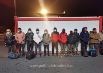 Încă un „lot” de migranți prins la granița de vest a țării. 12 persoane descoperite într-un tir cu încălțăminte