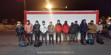 Încă un „lot” de migranți prins la granița de vest a țării. 12 persoane descoperite într-un tir cu încălțăminte