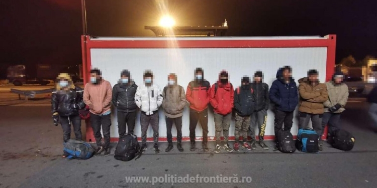 Încă un „lot” de migranți prins la granița de vest a țării. 12 persoane descoperite într-un tir cu încălțăminte