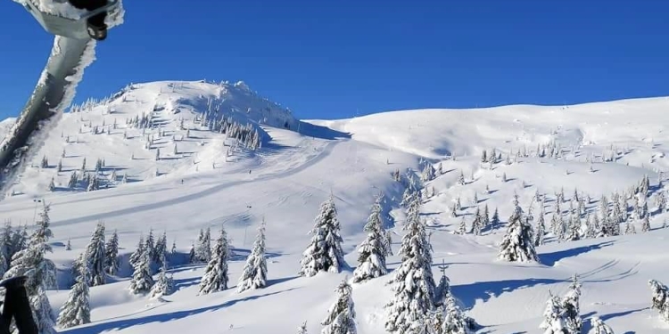 Imagini de poveste din vestul țării! Pe Muntele Mic s-a așternut un strat „zdravăn” de zăpadă
