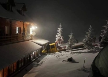 VIDEO Gheața face primele „victime”! O mașină de tractări alunecă mai tare ca o sanie și se izbește de o cabană, pe Muntele Mic