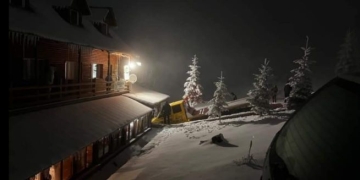 VIDEO Gheața face primele „victime”! O mașină de tractări alunecă mai tare ca o sanie și se izbește de o cabană, pe Muntele Mic