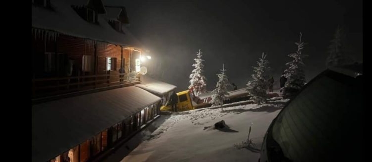 VIDEO Gheața face primele „victime”! O mașină de tractări alunecă mai tare ca o sanie și se izbește de o cabană, pe Muntele Mic