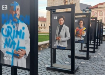 Fotografia unui medic din Timișoara a fost vandalizată. Aceasta face parte din cadrul unei campanii care are loc în Piața Unirii