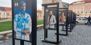 Fotografia unui medic din Timișoara a fost vandalizată. Aceasta face parte din cadrul unei campanii care are loc în Piața Unirii