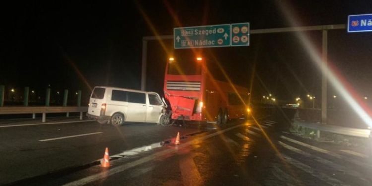 Accident cu un microbuz și un autocar pe autostrada A1 Deva – Nădlac