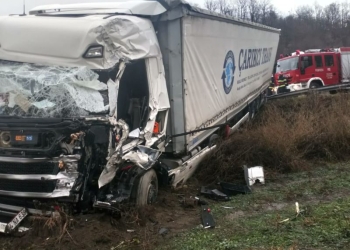 Două tiruri făcute praf, tot pe DN 6, în apropiere de Băile Herculane. Unul dintre șoferi a fost încarcerat